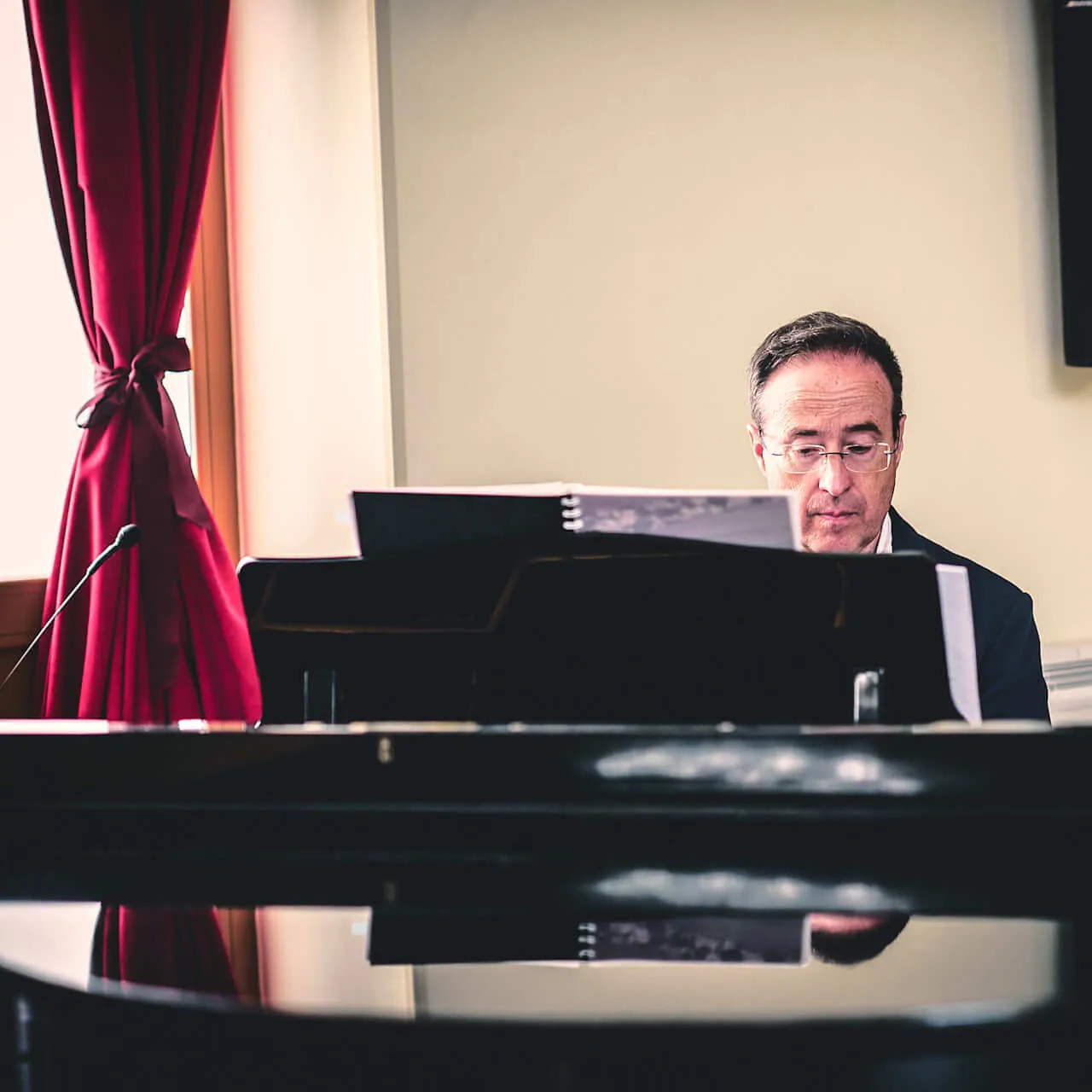 Mariano, tocando el piano para alabanza del Señor