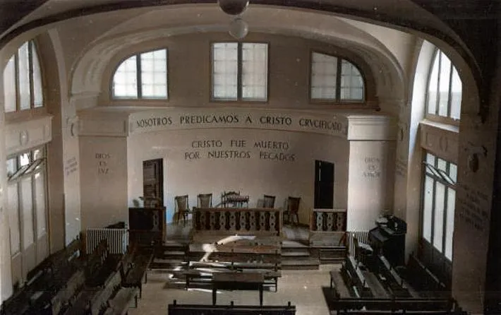 Interior de la capilla de la calle de Trafalgar 32, Madrid, en el año 1950.