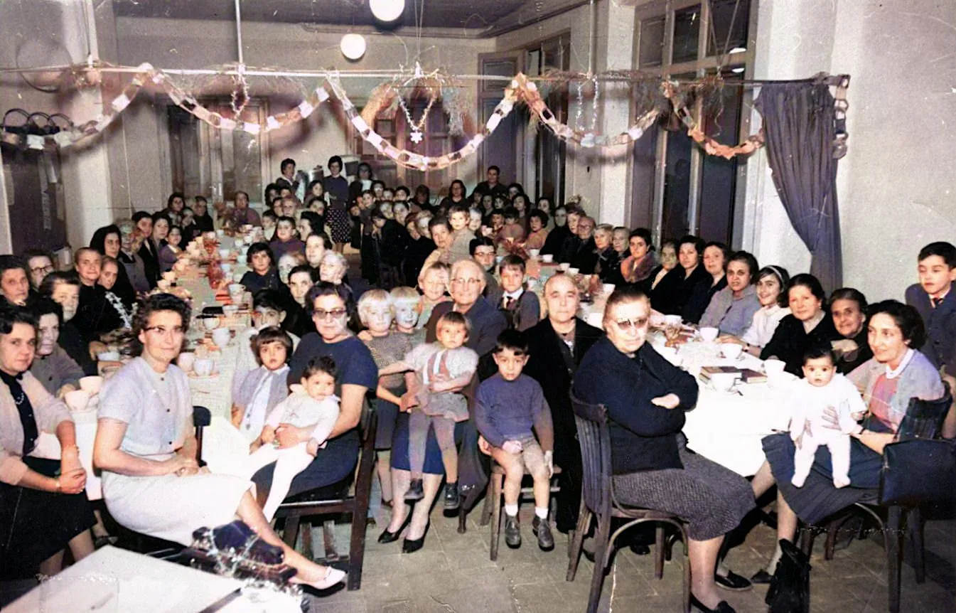 La hora de la merienda en la reunión de mujeres, lateral izquierdo de la capilla.