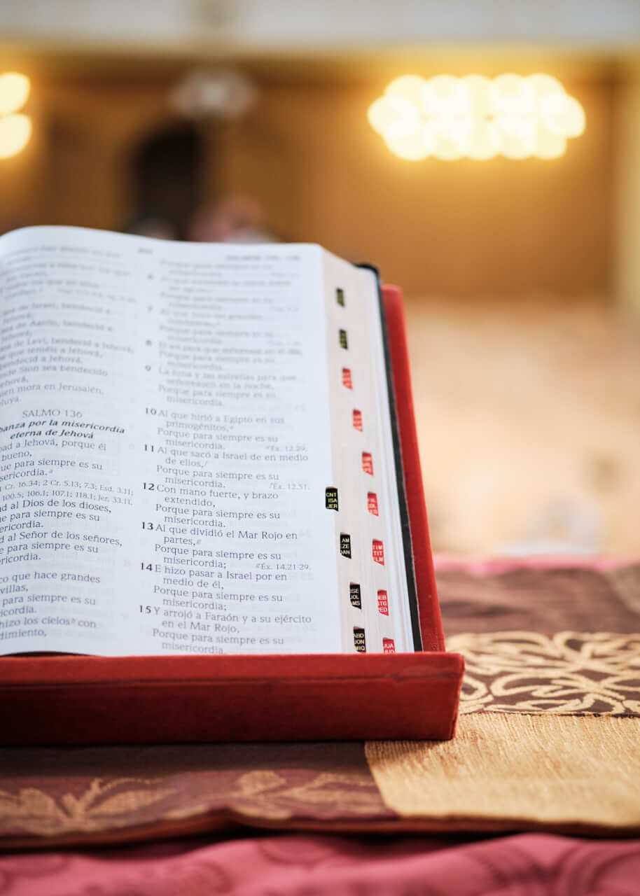 Biblia en el púlpito