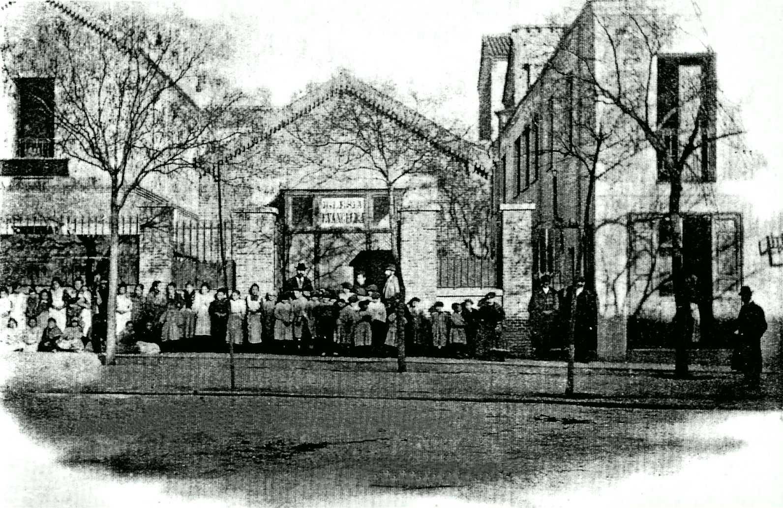 La capilla y los colegios evangélicos de la calle Trafalgar 34, inaugurada en 1896 y que se mantuvo en pie hasta el año 1946.
