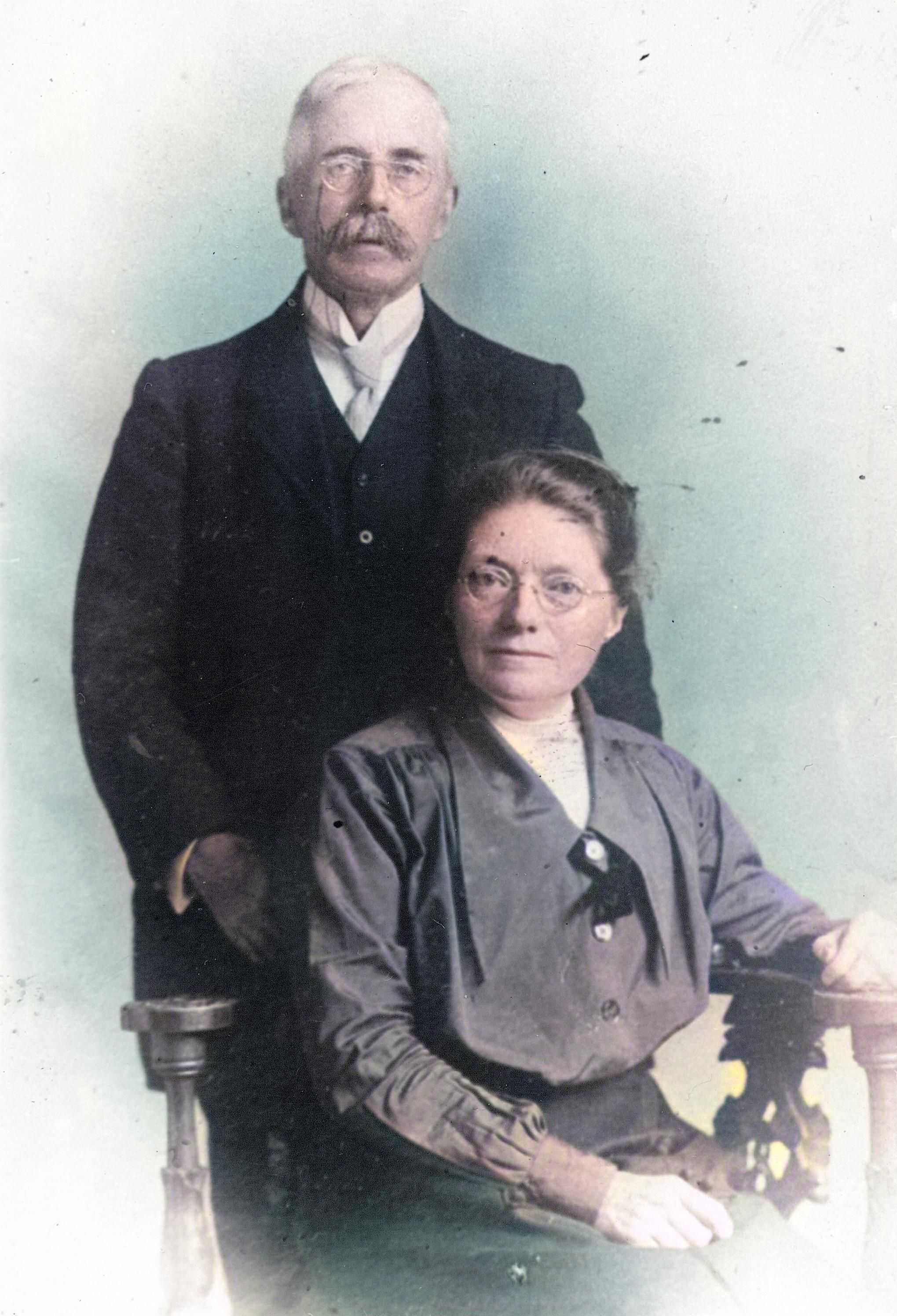 Thomas W. Rhodes junto a su esposa, Amelia Plummer, probablemente en los años 1930.